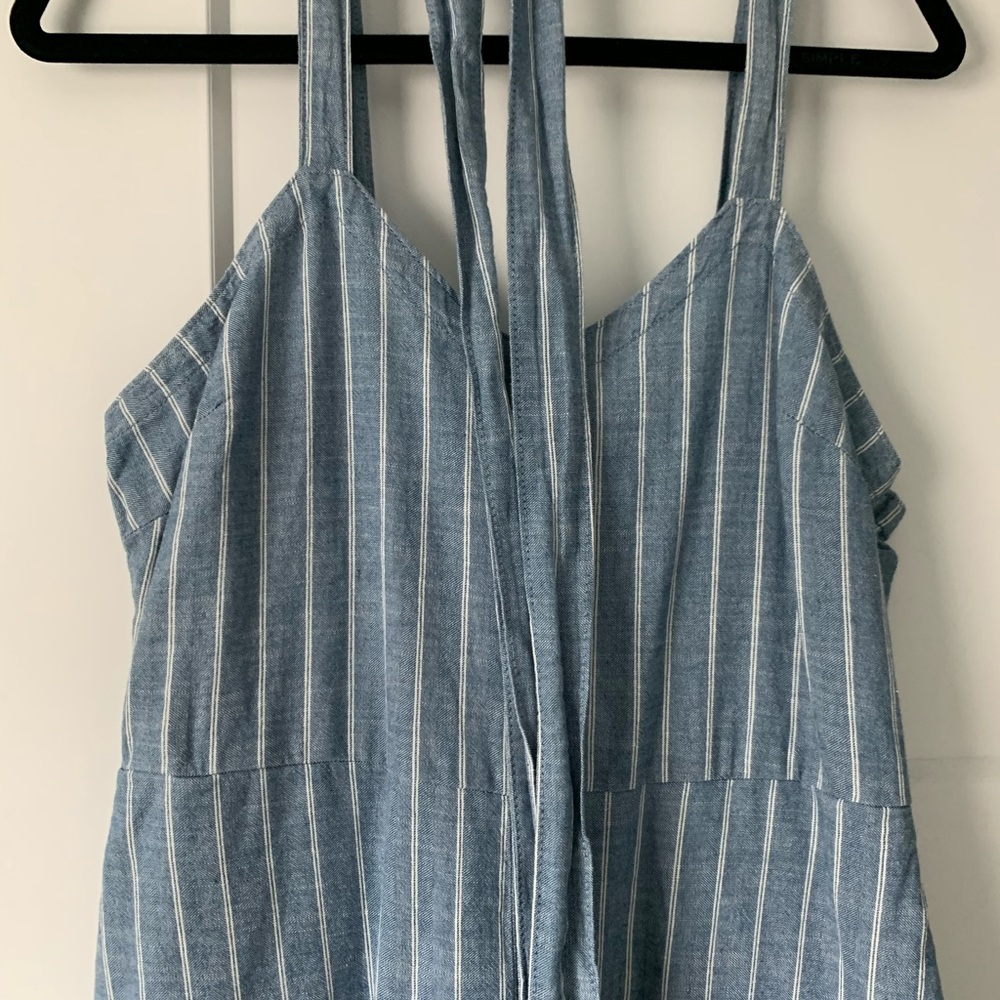 Cute chambray jumpsuit WITH POCKETS!